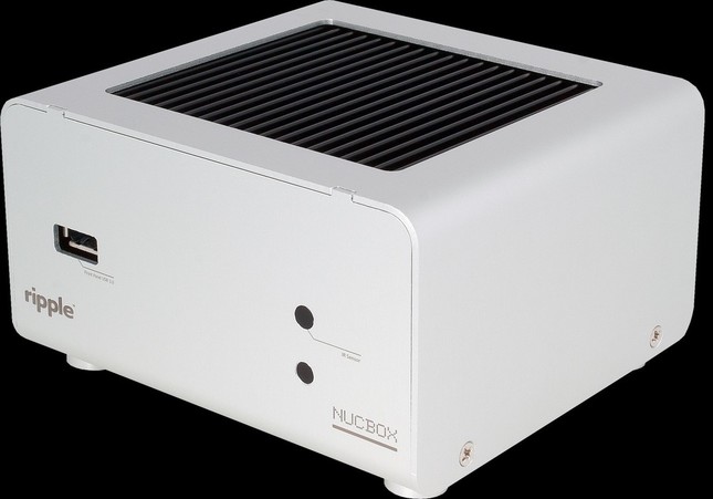 1辺10cmの超小型ながら、独自のヒートシンク冷却で安定性を確保