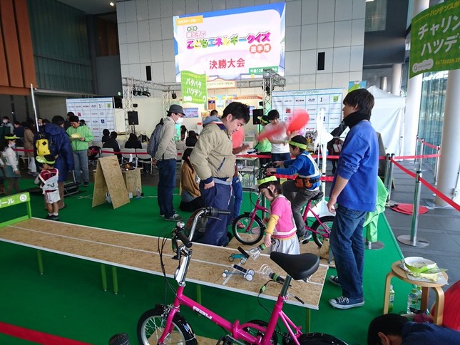 自転車をこいで発電した電球の明かりを利用したソーラーカーレースは行列ができるよどの人気