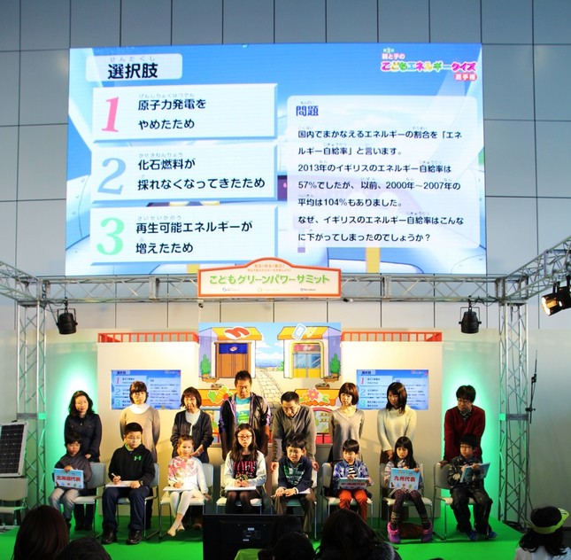 大人でも答えられない難問に挑戦するクイズ大会決勝出場者たち