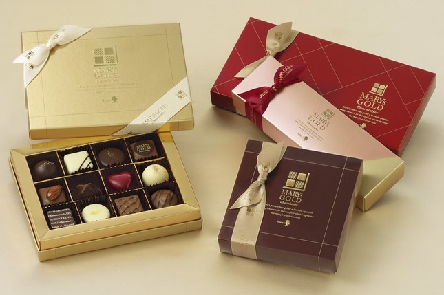 右上から下へ順に「ジャパンコレクション」「貴腐ワイン＆マールドシャンパーニュトリュフ」「スペシャルナッツコレクション」。左が「メリーズ ゴールドショコラティエ ザ・ベスト」