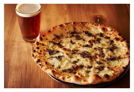 トリュフのピッツアとクラフトビール