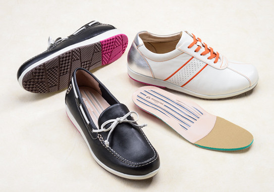 (左)SP0531 ブラック、(右)SP0501 ホワイト