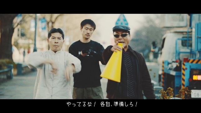 突然現れる謎の撮影クルー