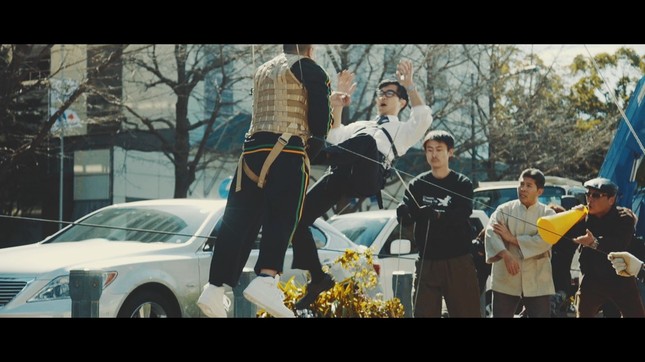 あれよあれよと吊り上げられる二人