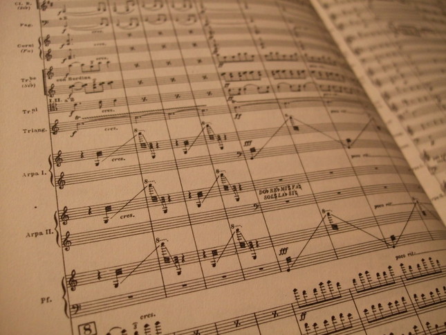 噴水の水を表すために、ハープやピアノといった楽器がオーケストラ内で活躍する