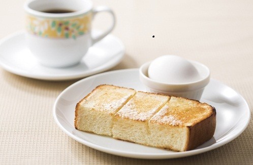 デニーズ新モーニング、コーヒーにトーストとゆでたまごが付いてくる