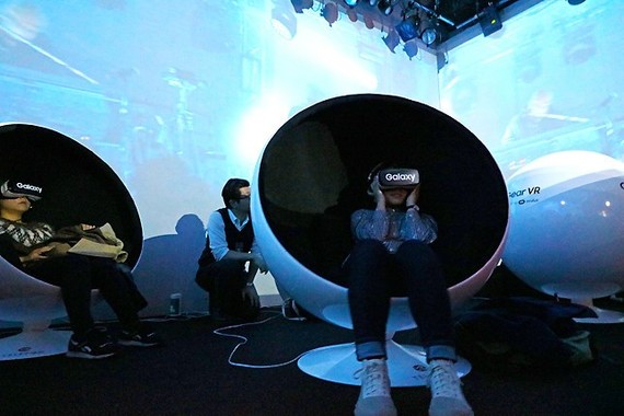 Galaxyの「Gear VR」で360度ライブストリーミングを体験中の、Underworldのファンたち（編集部撮影）