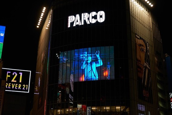 ライブ映像はＪＲ渋谷駅前「QFRONT」の大型モニターにも放映された（パルコ提供）