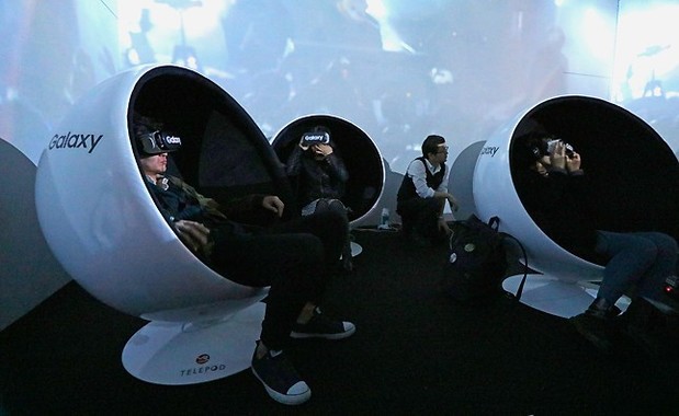 2次会場の「2.5D」では、ファンが交代で360度ライブストリーミングを体験