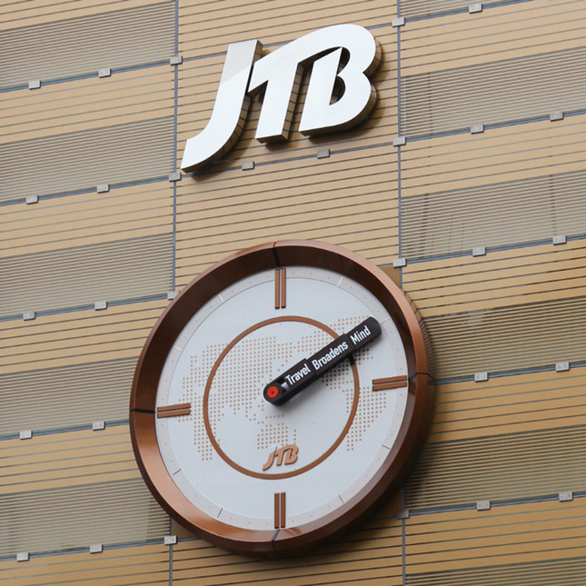 秒針に「Travel」、短針に「Broadens」、長針に「Mind」の文字がそれぞれ刻まれている