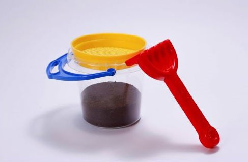 赤・青・黄の三原色を基本としたカラーリングが特徴