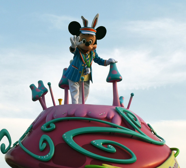  パレード「ヒッピティ・ホッピティ・スプリングタイム」。フロートからゲストらに手を振るミッキーマウス
