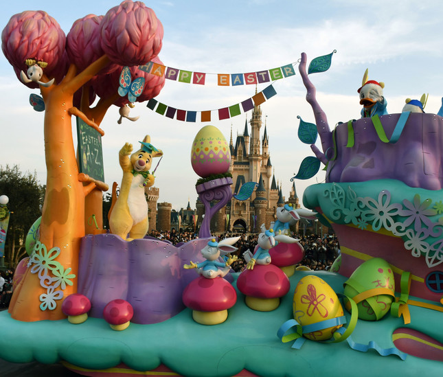  パレード「ヒッピティ・ホッピティ・スプリングタイム」。ラビット先生が“イースターの楽しみ方を教えてくれる学校”のフロート