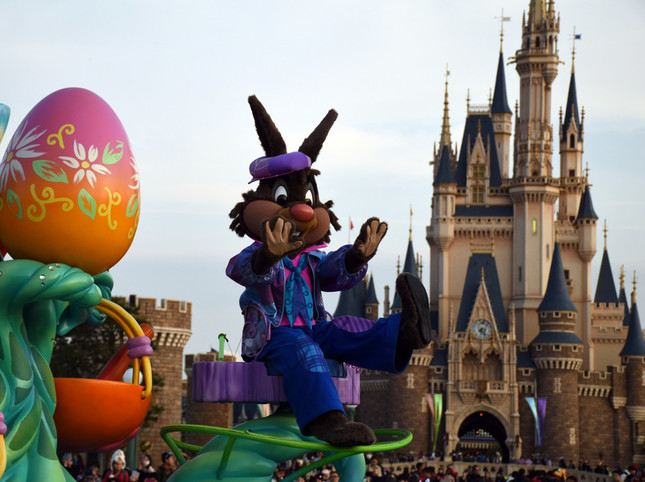  パレード「ヒッピティ・ホッピティ・スプリングタイム」。ブレアラビットらが乗った“エッグペイントに挑戦する愉快なアトリエ”のフロート