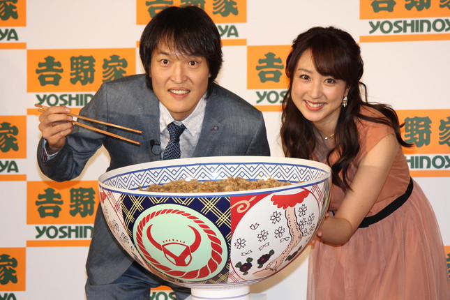 千原ジュニアさん（左）は誕生日に豚丼42人前をプレゼントされた