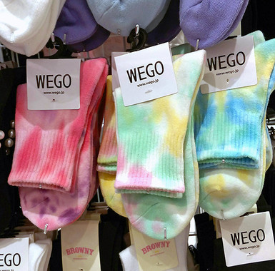 「WEGO」店頭で販売されていた「タイダイソックス」（2016年4月8日撮影）
