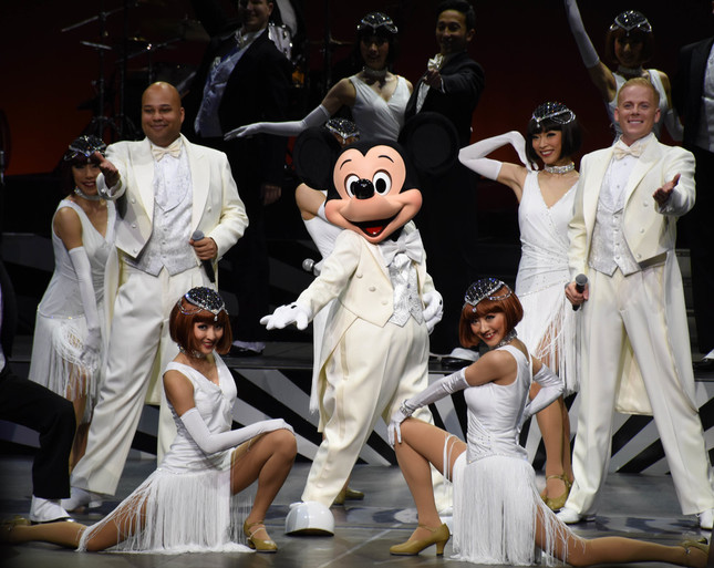 「ビッグバンドビート」のミッキーマウスら