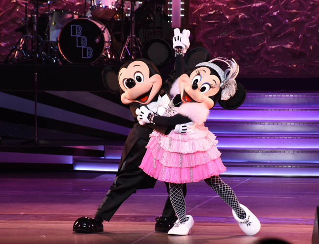 「ビッグバンドビート」のミッキーマウスとミニーマウス
