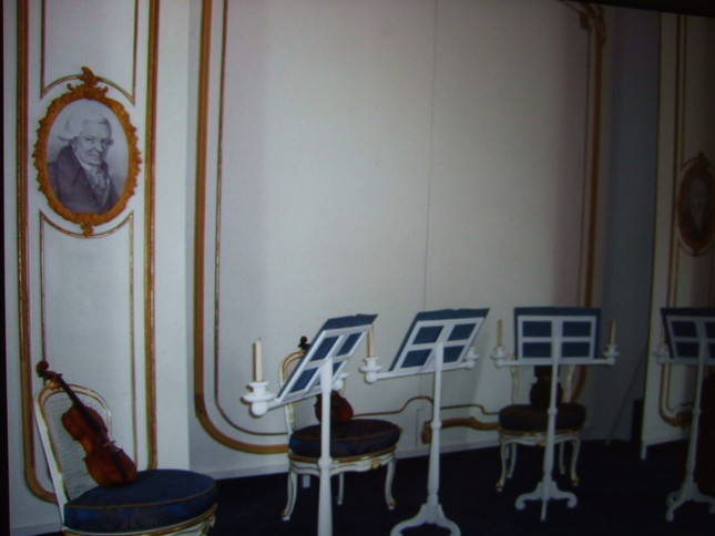 エステルハーザ内部の様子。ハイドンらしき肖像画も見える