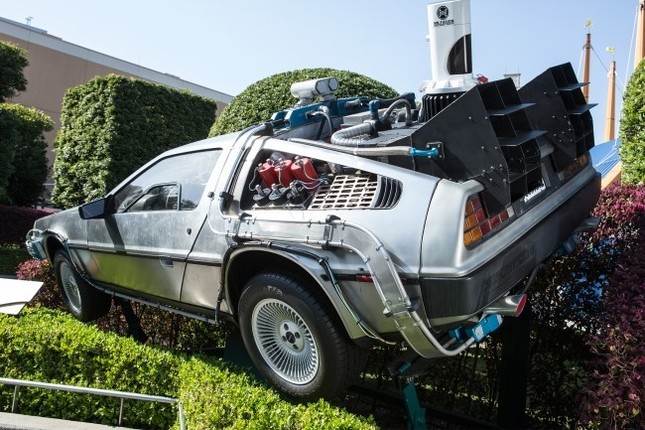 デロリアンの実物大レプリカがオークションに