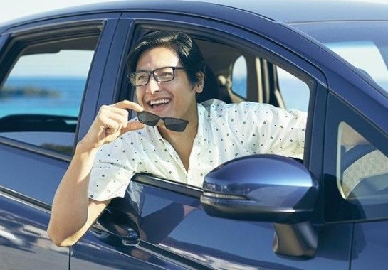 度付きのメガネにカラーレンズのプレートを装着することで度付きサングラスに