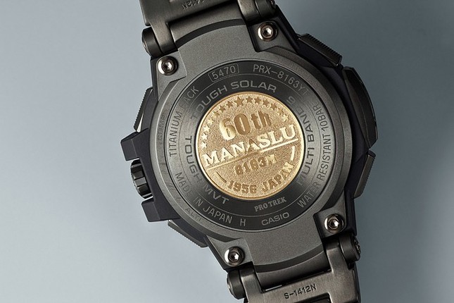 裏蓋に記念コイン風の鍛造ピースを埋め込んだ