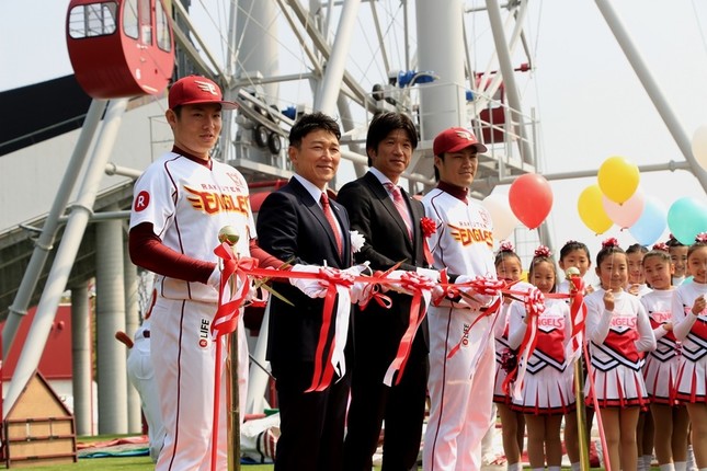 テープカットの様子