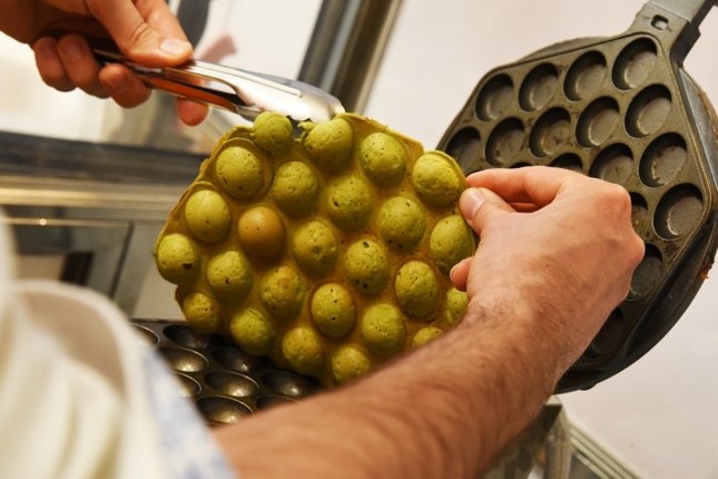 この生地をクレープのように丸める