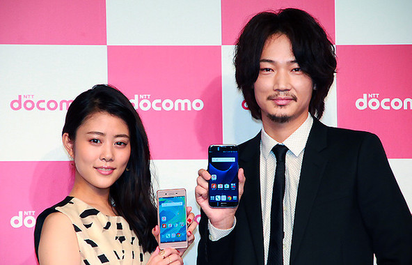 （写真右から）女優の高畑充希さんと俳優の綾野剛さん