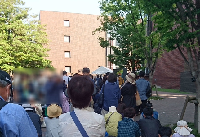 開館3時間前にはすでに行列が（5/15日撮影　編集部で写真の一部加工）