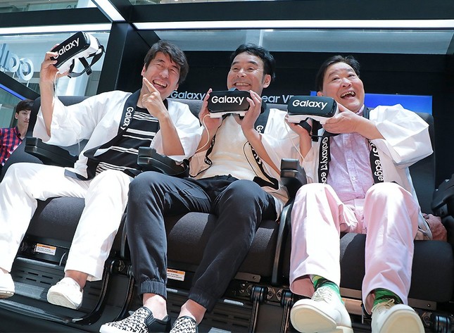 会場内のVRシアターでGear VR体験をした3人。「本物のジェットコースターだよ！」と声を上げる