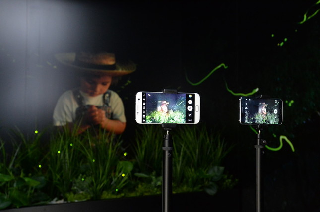 写真右が前モデルのGalaxy S6 edgeで、左がGalaxy S7 edge。カメラの感度が向上し、暗い場所での撮影も苦にならない（提供：Galaxy）