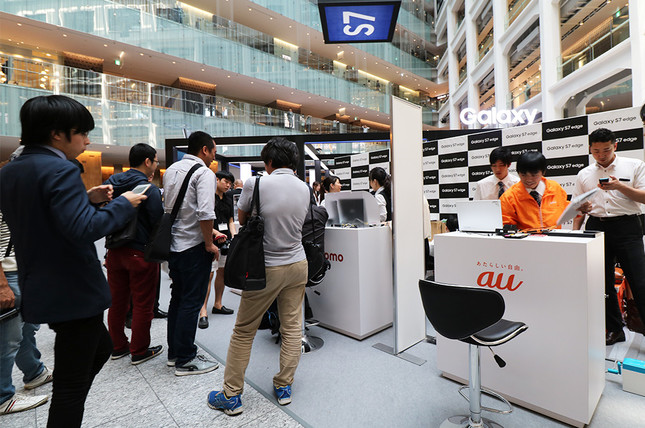 NTTドコモとauで同時発売されたGalaxy S7 edge。Galaxy Studioには販売デスクも設けられている