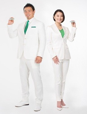 （写真左から）五郎丸歩選手、小池栄子さん