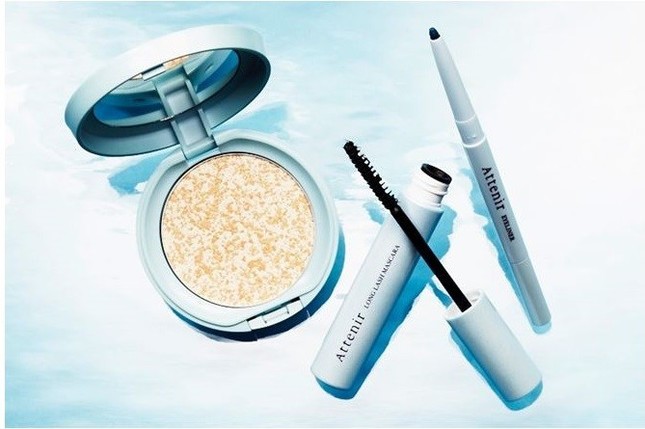 トレンドカラーのブルーで大人の表情美