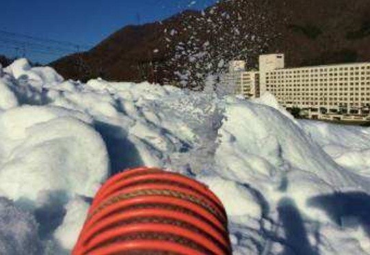 完成した雪に触れられる
