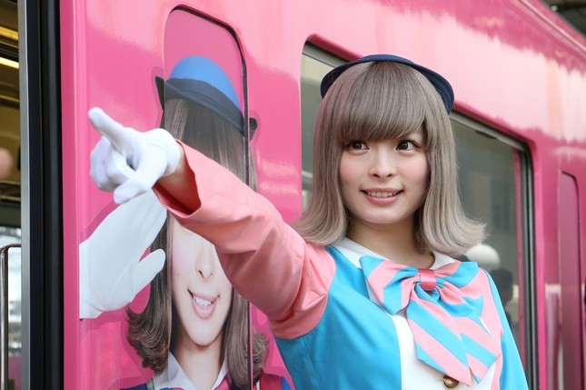 「SEIBU KPP TRAIN」の前で出発進行のポーズをとる、きゃりーぱみゅぱみゅさん