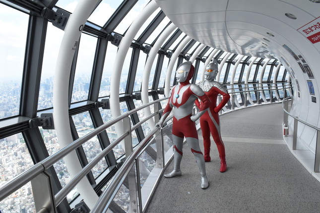 天望回廊のウルトラマン(左)とウルトラセブン
