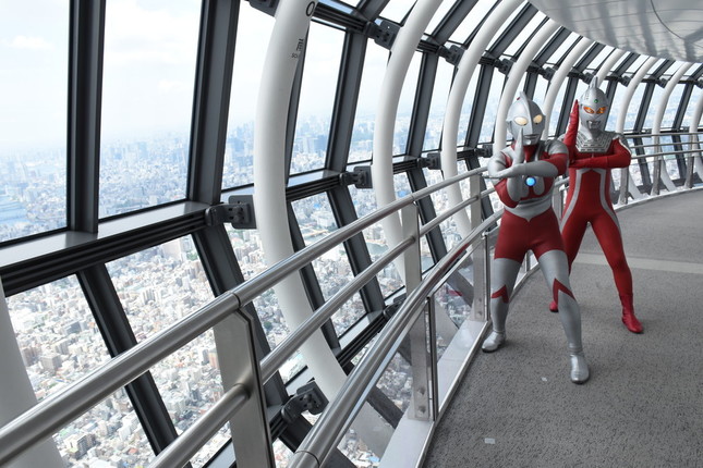 天望回廊のウルトラマン(左)とウルトラセブン