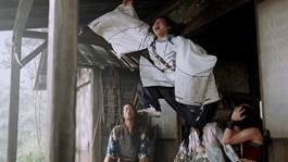 「フェス」編で庭に向けてジャンプする一寸法師