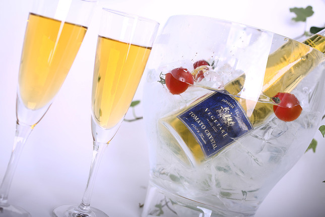 金色に澄んだトマトジュース