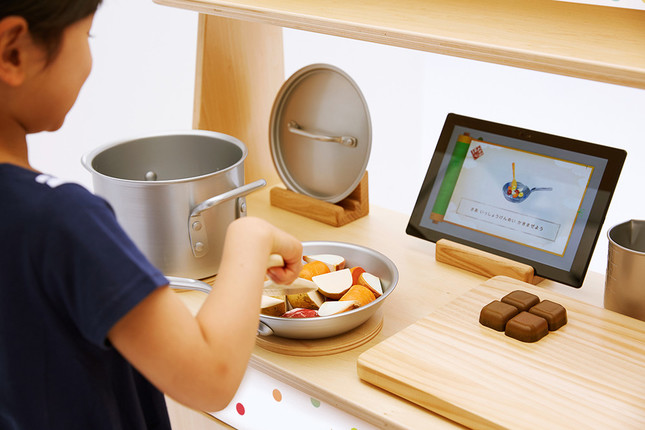 タブレットに表示される映像を見ながら「おままごと」を進める