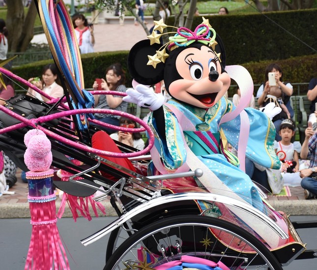 TDL「ディズニー七夕デイズ」　人力車に乗って登場したミニーマウス