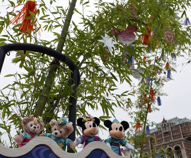 TDSの「ニューヨークエリア」に設けられた「ウイッシングプレイス」に飾られた笹と、「七夕デイズ」の新グッズ、ミッキーとミニーのぬいぐるみバッジセットとダッフィー、シェリーメイのぬいぐるみバッジ