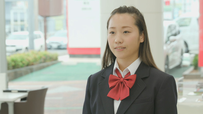 試乗にやってきたフレッシュな女子高生