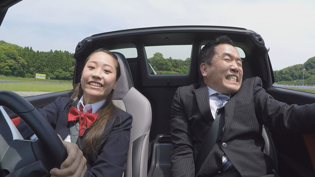 笑顔で爆走する女子高生と引きつったスタッフのコントラスト