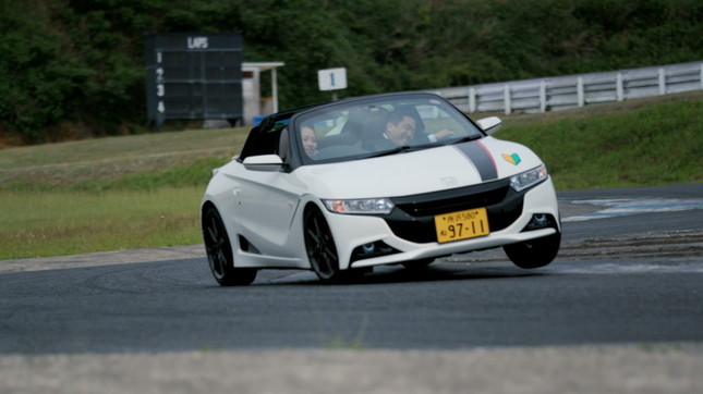 遠心力により”三輪走行”になるシーンも