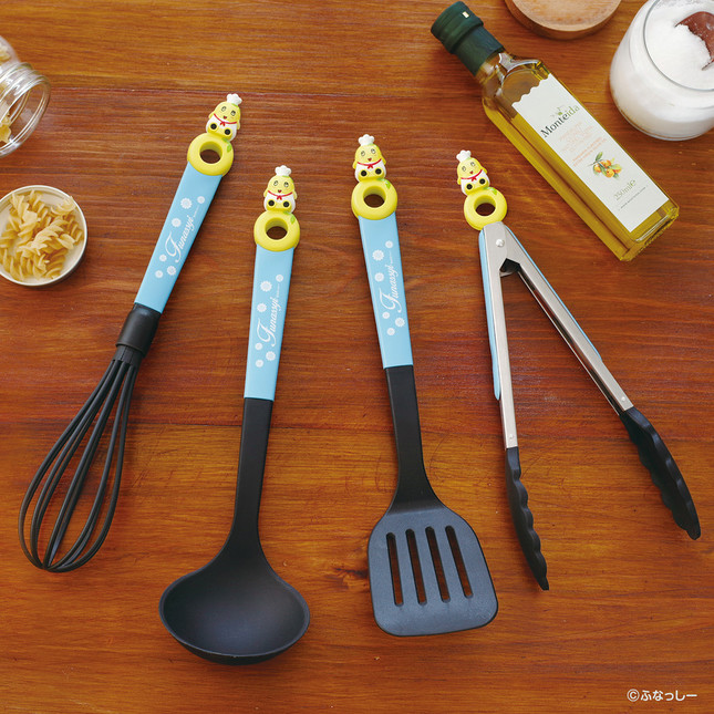 （写真左から）泡だて器、おたま、フライ返し、トング