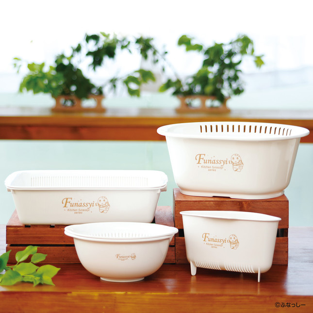 （写真の前列左から）ざるボウルセット、三角コーナー、（後列左から）水切りバット、ウォッシュタブ