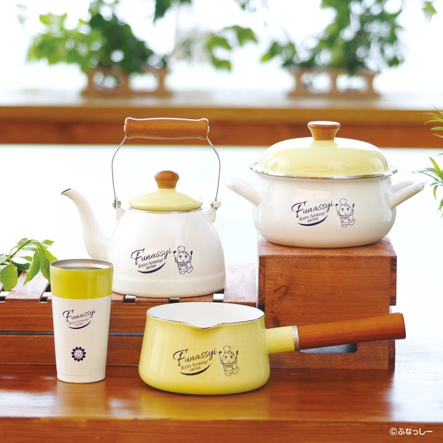 （写真の前列左から）保温タンブラー、ミルクパン、（後列左から）ケトル、キャセロール